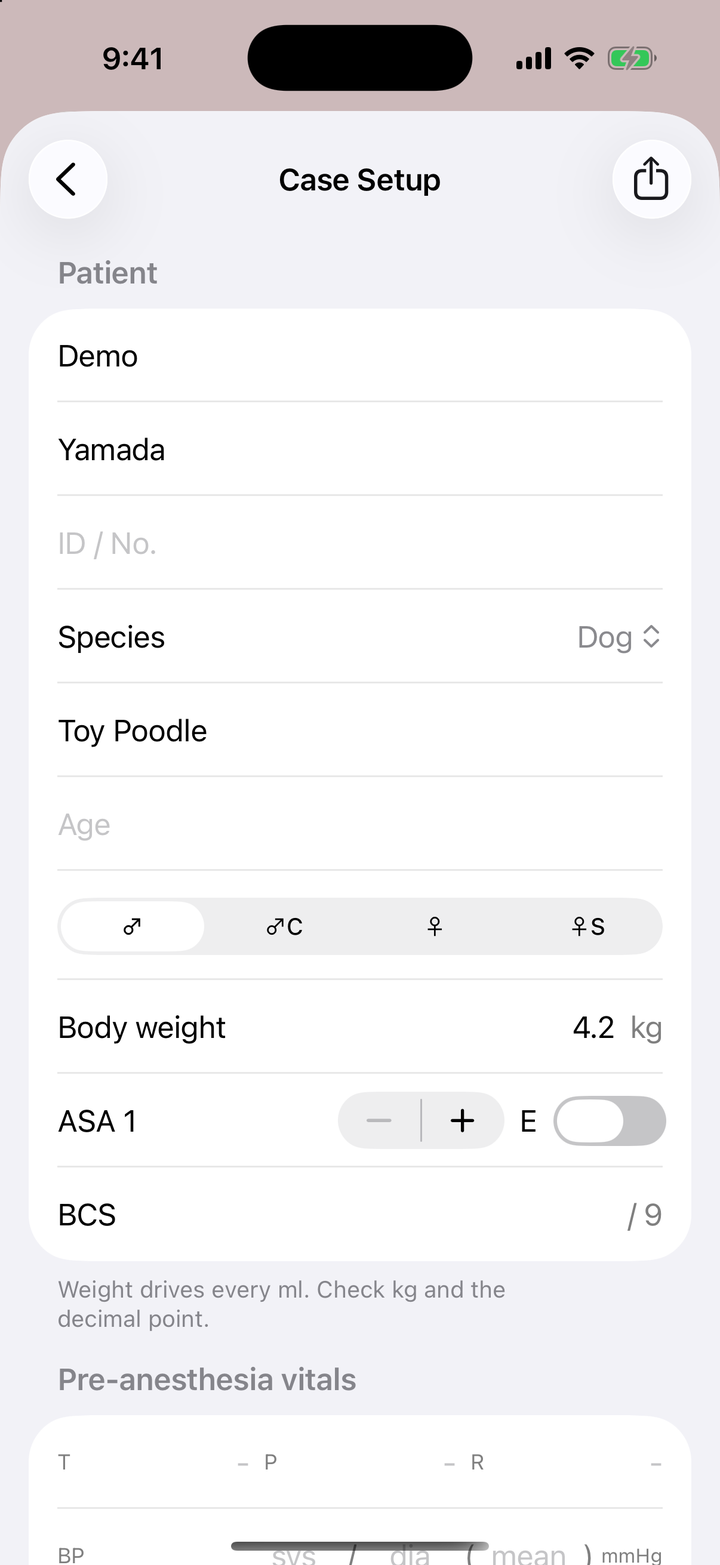 Case Setup 画面の上部。PATIENT 節に動物名 Demo、飼い主 Yamada、ID/No.、Species は Dog、品種 Toy Poodle、Age、性別の4択、Body weight 4.2 kg、ASA 1、BCS。下に「Weight drives every ml. Check kg and the decimal point.」の注記と PRE-ANESTHESIA VITALS。
